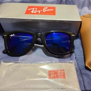 Ray Ban Wayfarer Iconic Unisex Standard Size 50 mm Black frame Blue mirror lens